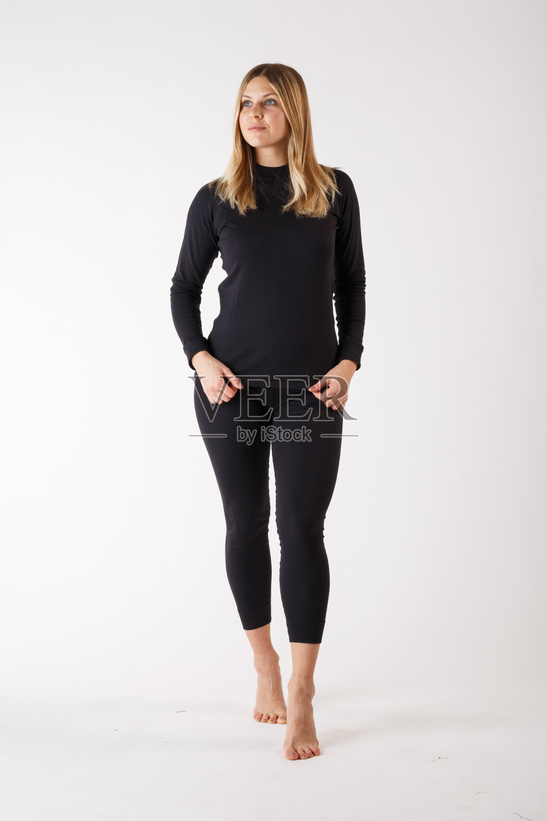 白色背景下穿着保暖内衣的女孩。运动服装。照片摄影图片