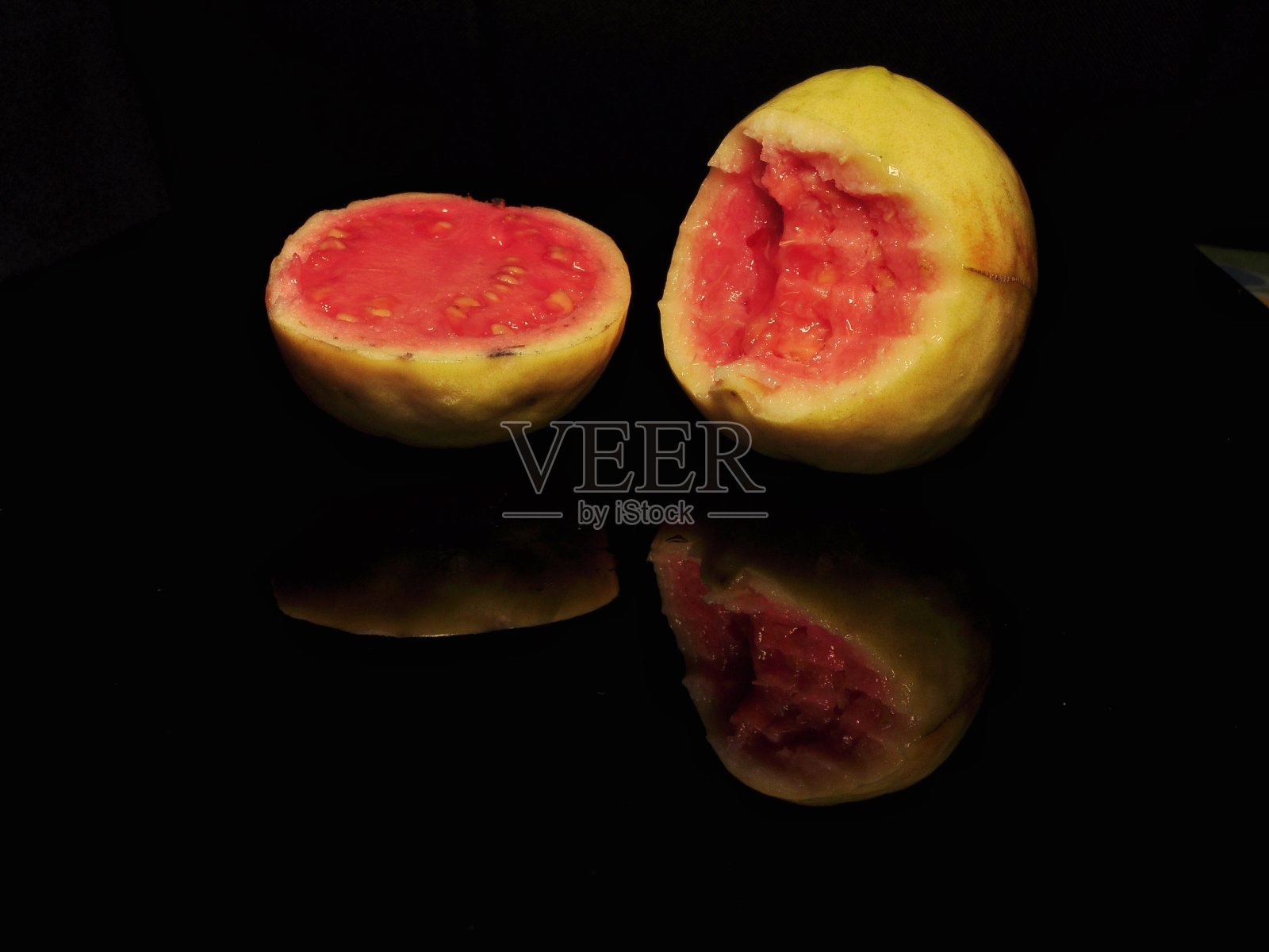 孤立在黑色背景上的红色番石榴片照片摄影图片