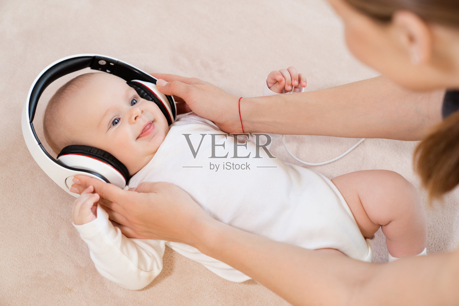 戴着耳机的有趣小男孩照片摄影图片