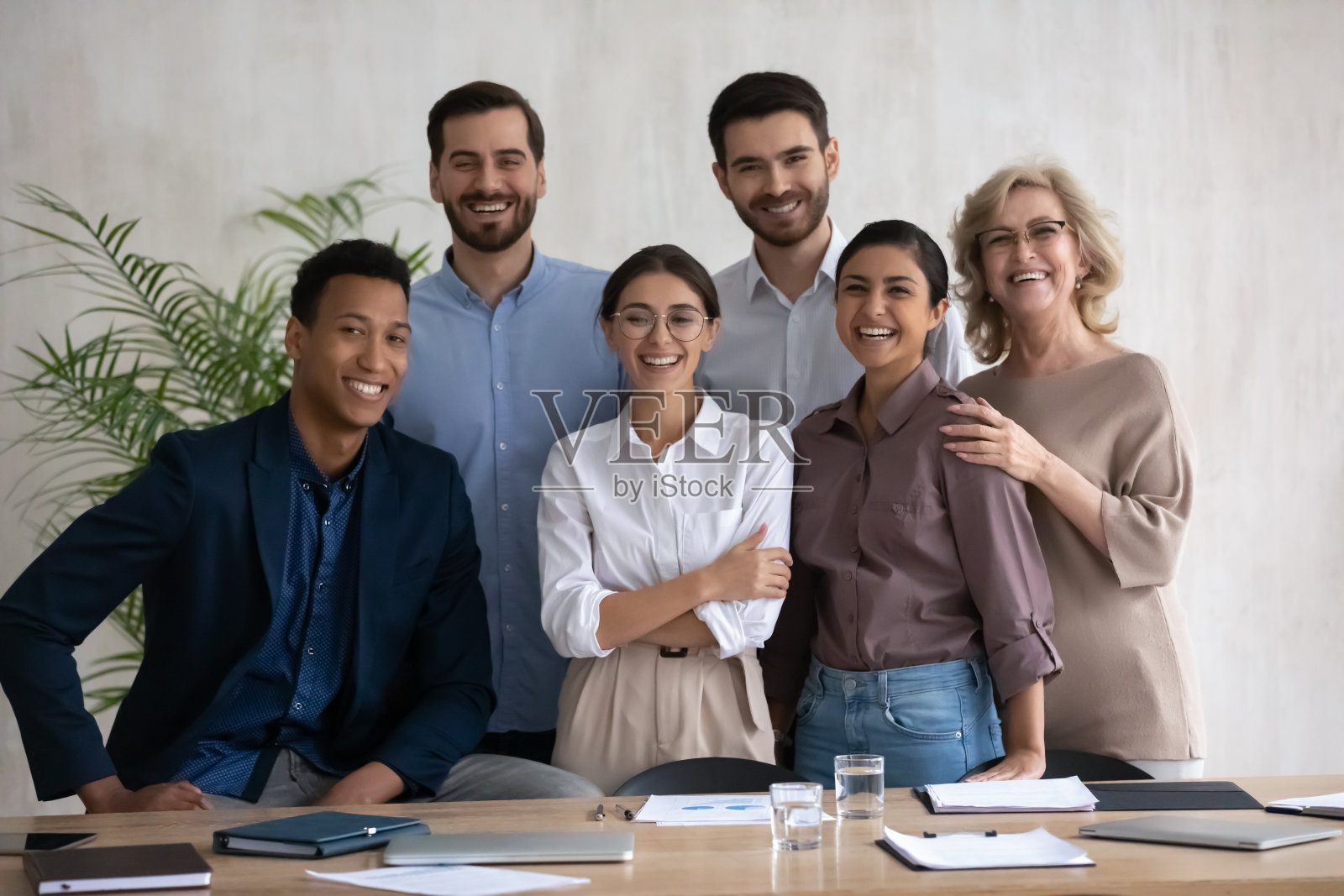 各种各样的员工在一起大笑的肖像照片。照片摄影图片
