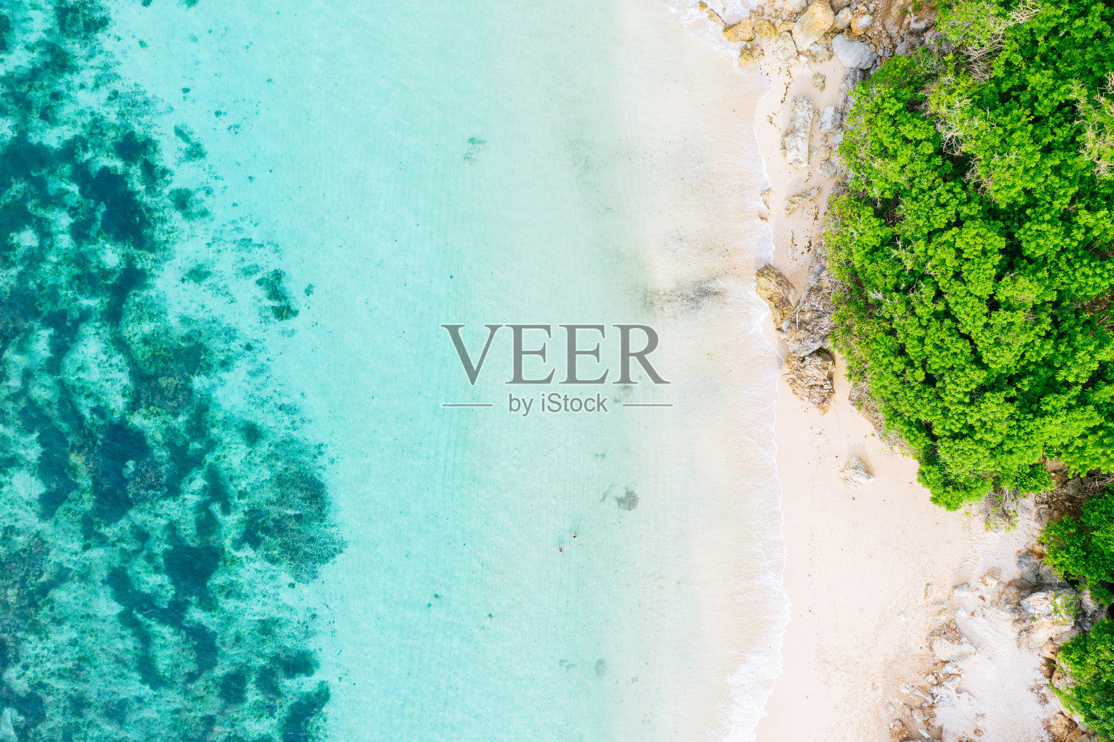 蓝色的海洋和被热带植物覆盖的悬崖。从上面看巴厘岛海岸。空中无人机拍摄。照片摄影图片