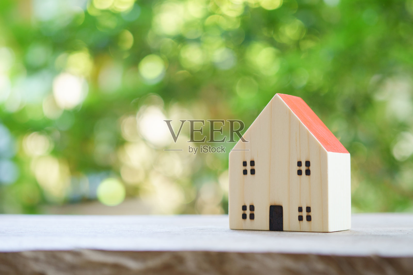 一个模型房屋模型。使用作为背景商业概念和房地产概念与复制空间为您的文本或设计。照片摄影图片