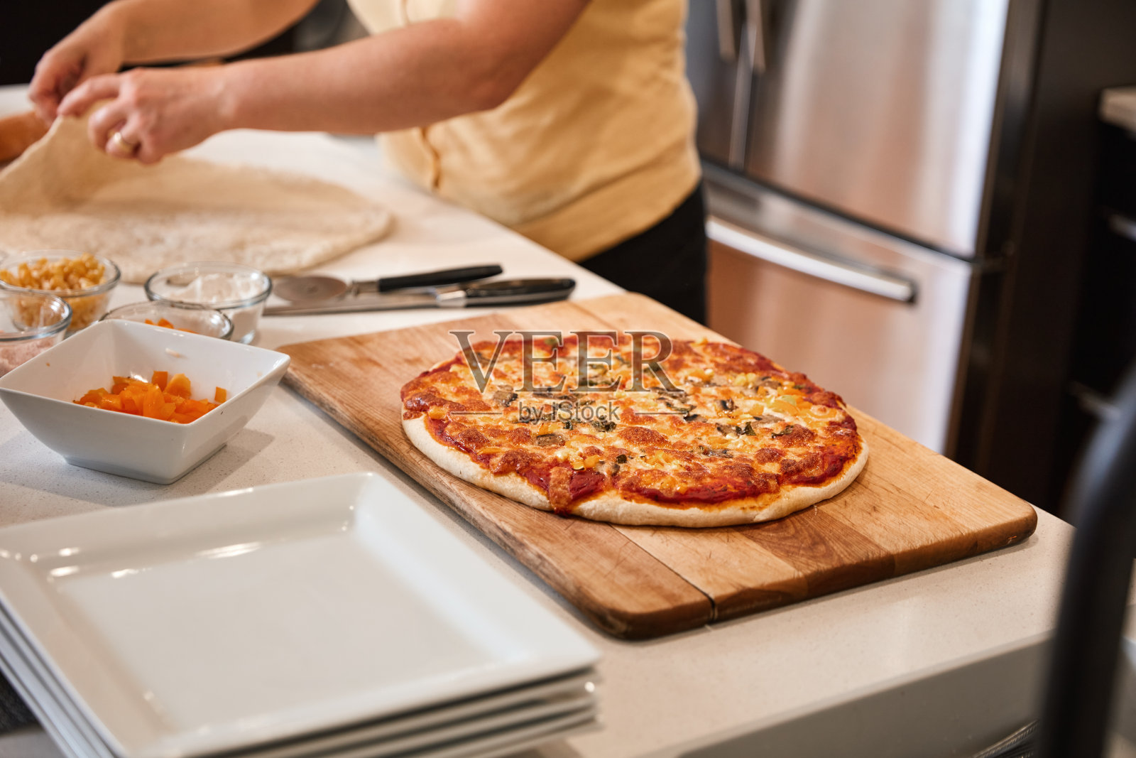 准备新鲜的自制披萨照片摄影图片