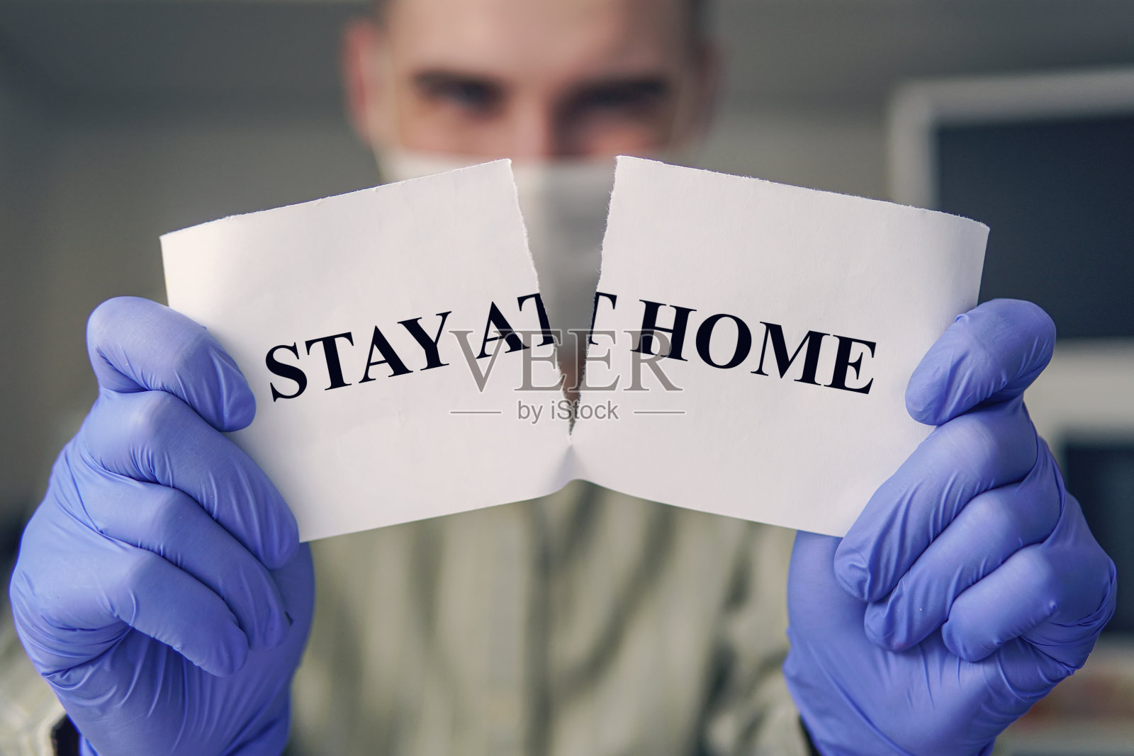 2019冠状病毒病大流行结束。打赢抗疫斗争。治疗冠状病毒。撕卡片的男人呆在家里。从自我孤立走向自由。照片摄影图片