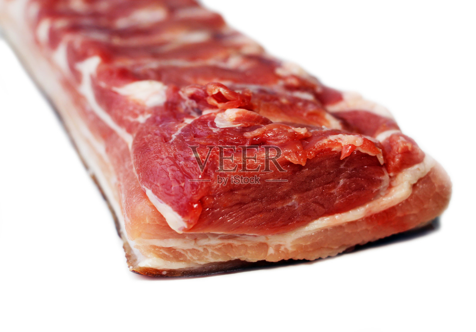 新鲜猪油片,带肉和皮。照片摄影图片