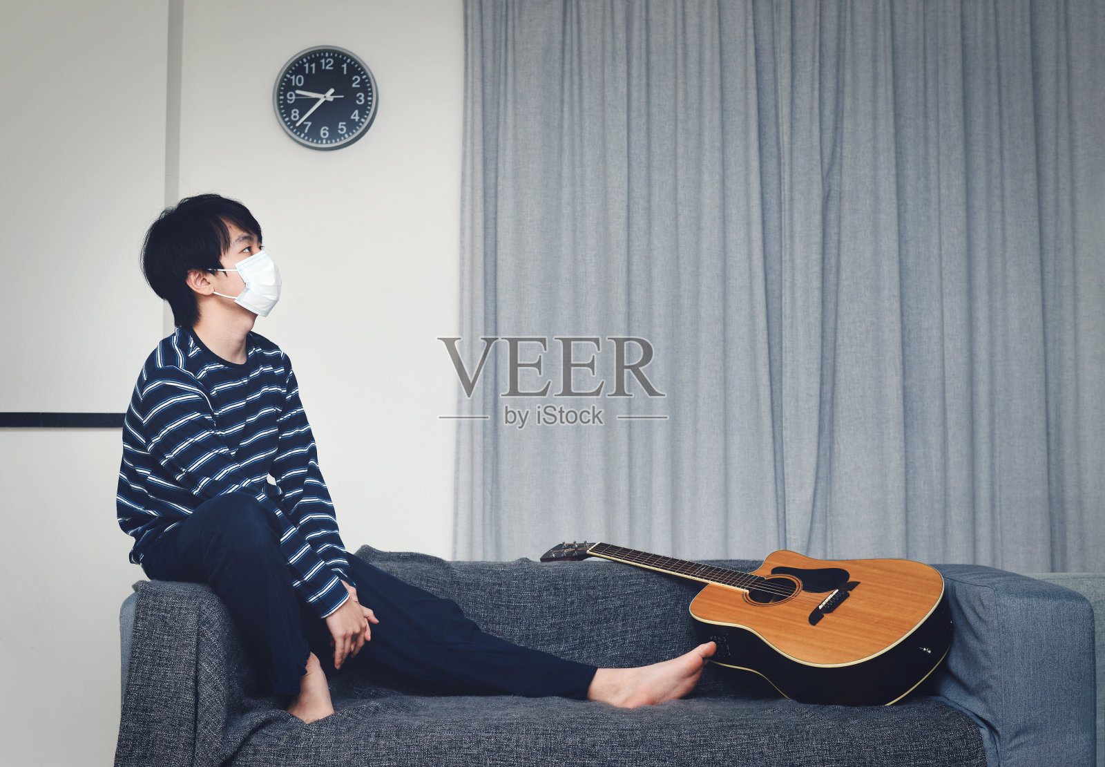 亚洲儿童戴口罩在家感到无聊(概念居家隔离)照片摄影图片