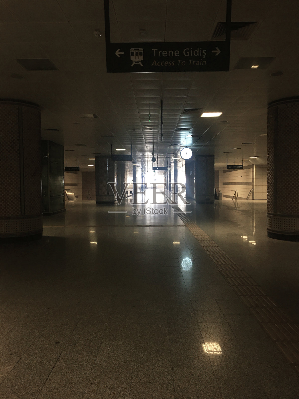 空荡荡、黑暗的地铁站照片摄影图片