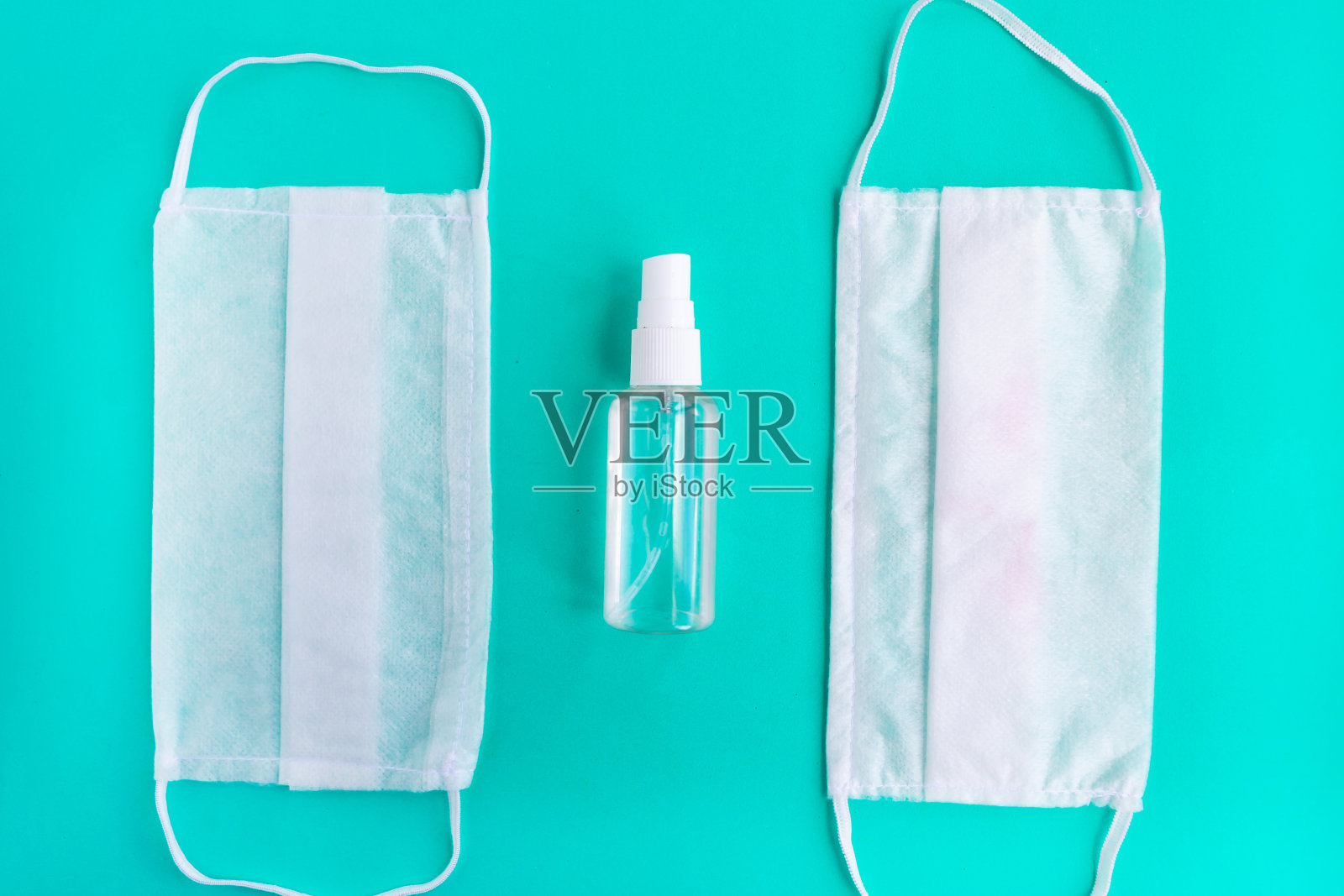 医用口罩和杀菌剂以绿色为背景,简约概念,冠状病毒概念照片摄影图片