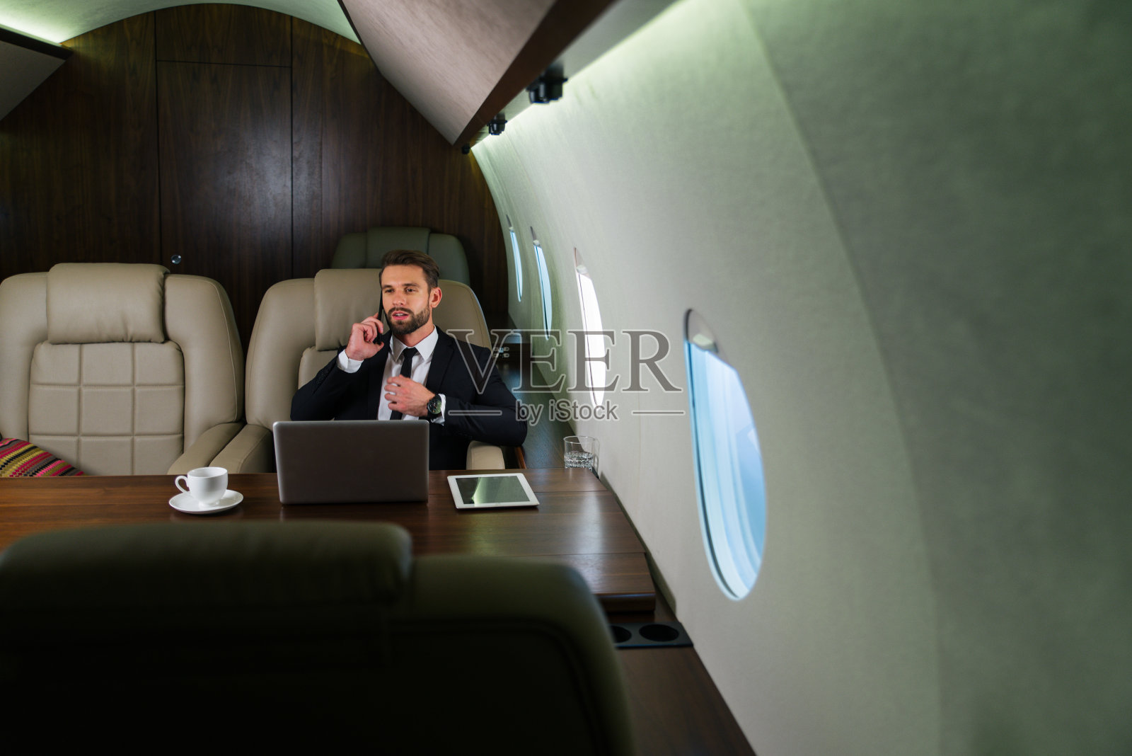 私人飞机上的商人照片摄影图片