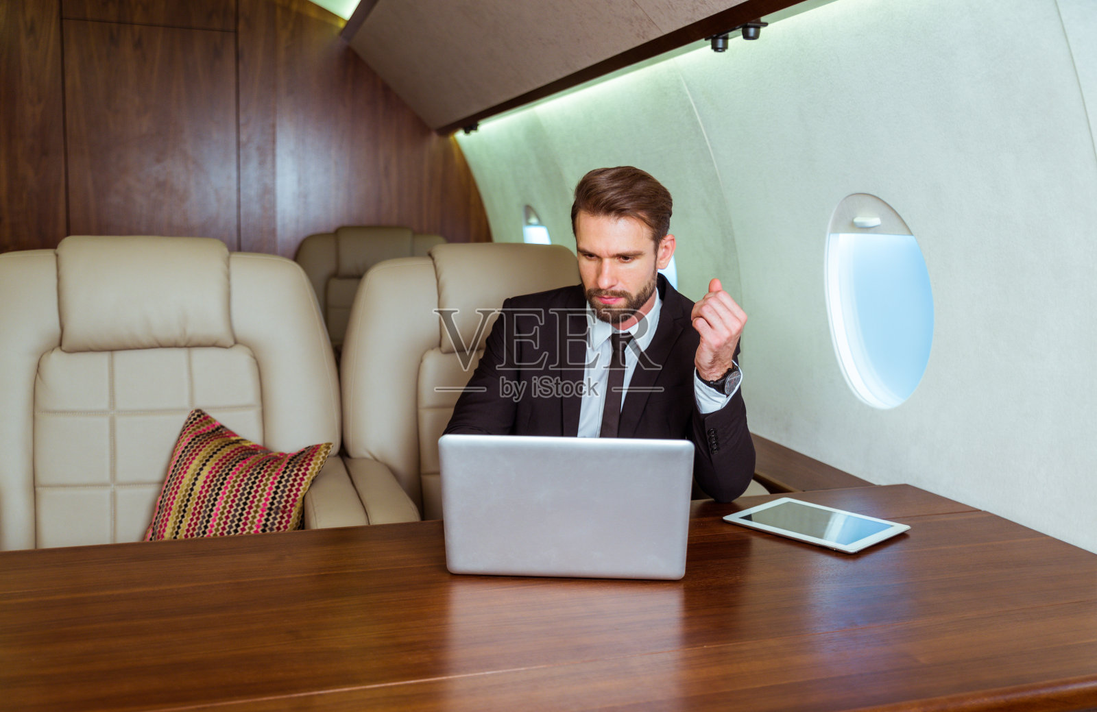 私人飞机上的商人照片摄影图片