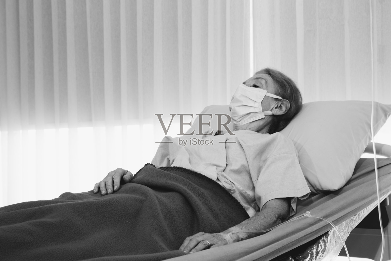 老年女病人绝望地躺在病床上照片摄影图片