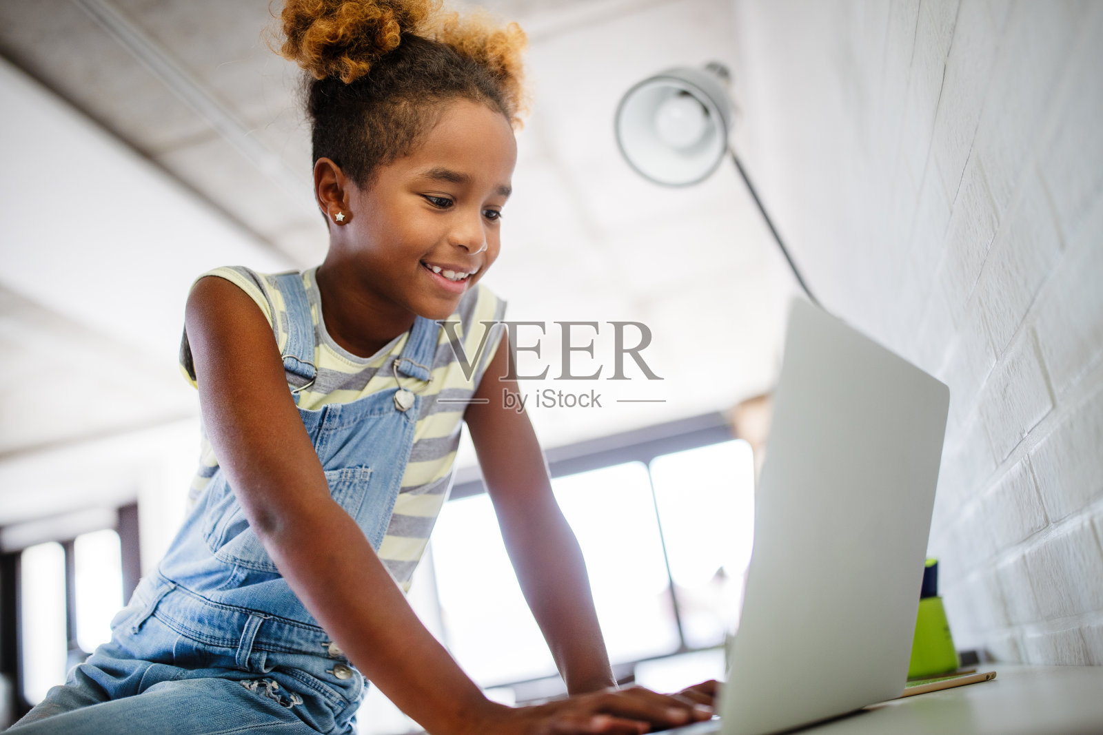 女孩花时间与笔记本和现代科技照片摄影图片