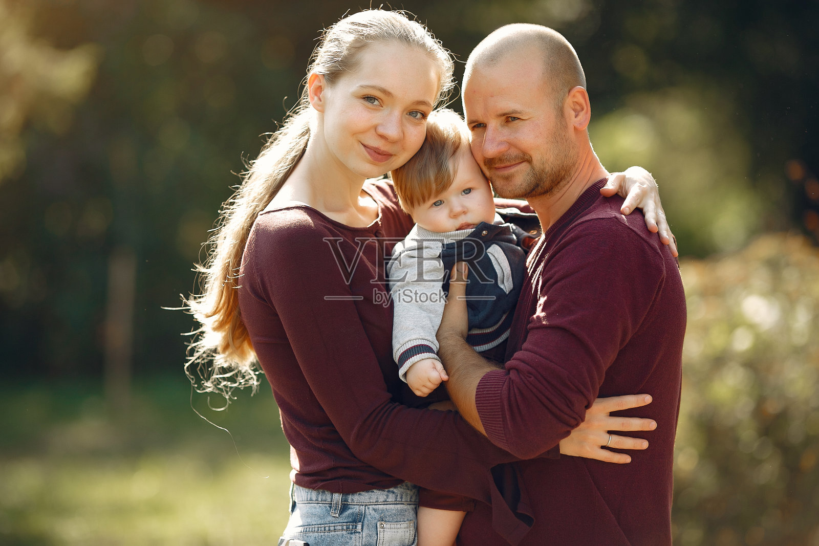 一家人和可爱的孩子们在秋天的公园里照片摄影图片