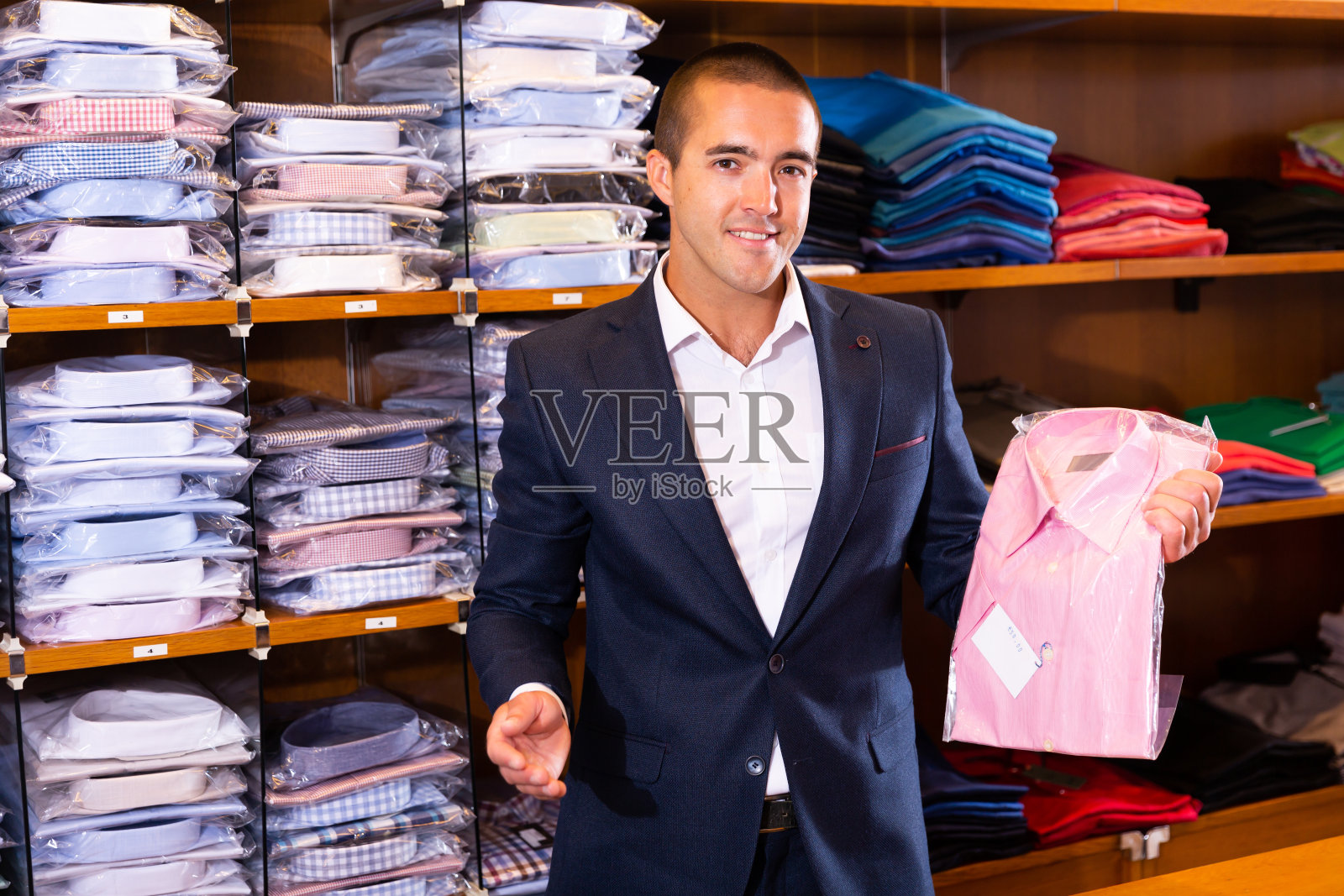 销售员提供的衬衫照片摄影图片