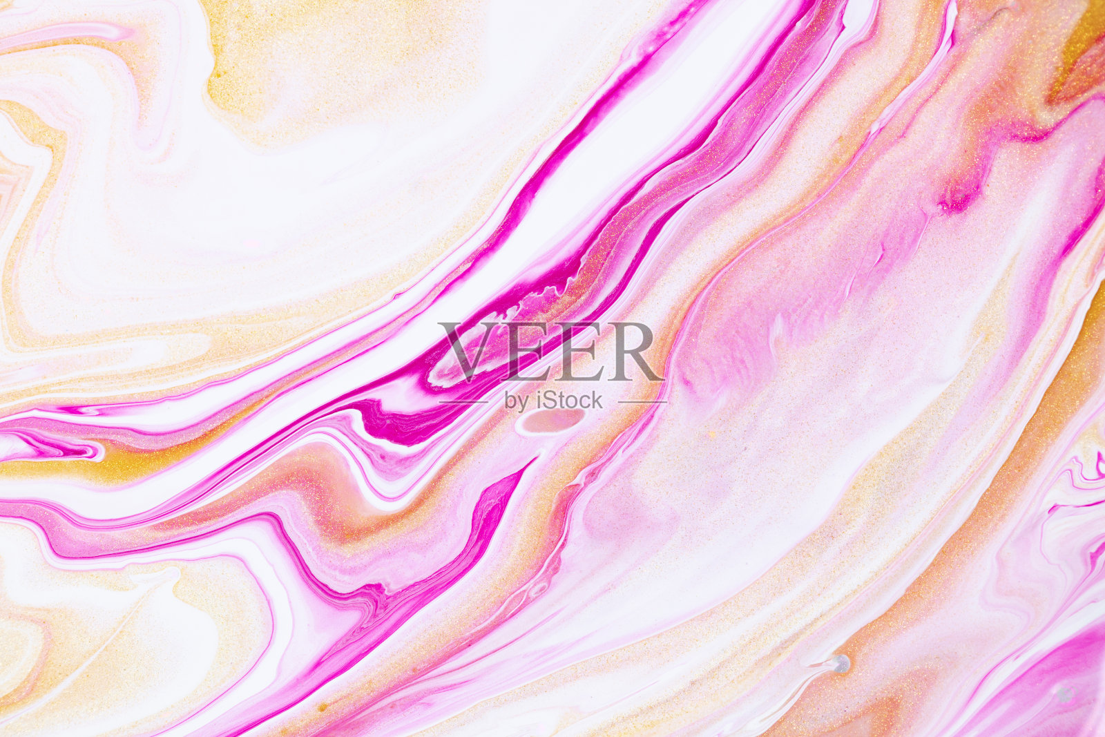 流体艺术纹理。抽象背景与虹彩漆效果。液体丙烯酸艺术品与流行的混合油漆。可用于网站背景。珊瑚色,金色和白色。照片摄影图片