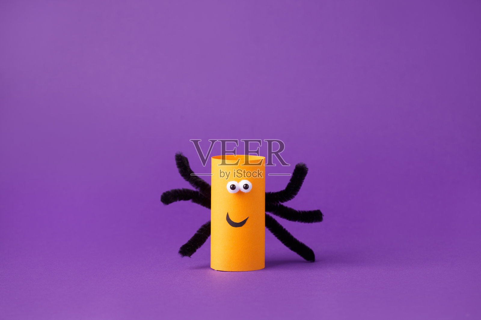 万圣节蜘蛛上的紫色万圣节概念背景。纸工艺品,容易DIY。手工创意创意来自日托,幼儿园,回收概念,复制空间照片摄影图片