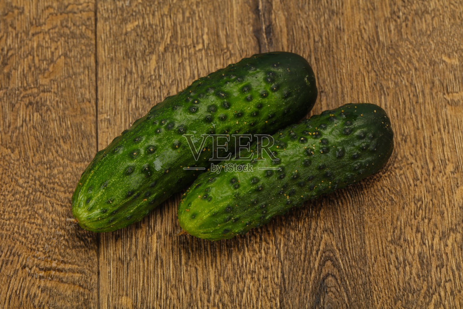 熟透的鲜绿黄瓜两根照片摄影图片