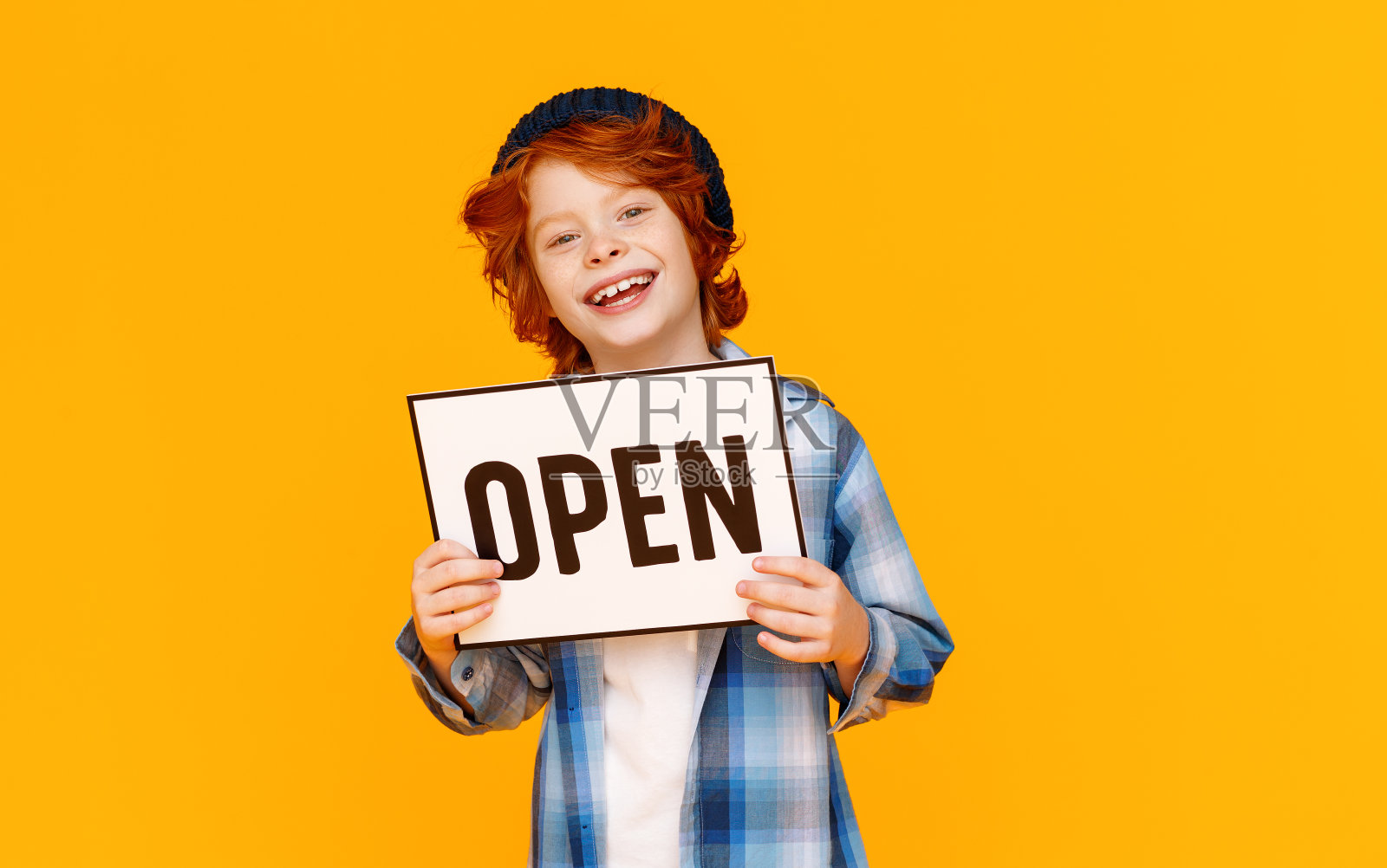 快乐的姜男孩显示开放标志照片摄影图片