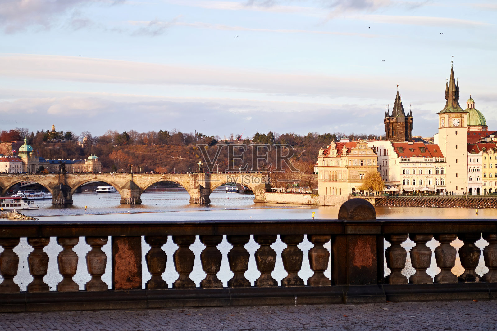 布拉格查尔斯桥的日落从Legii桥。古代欧洲首都和哥特式建筑。著名的捷克共和国景色。照片摄影图片