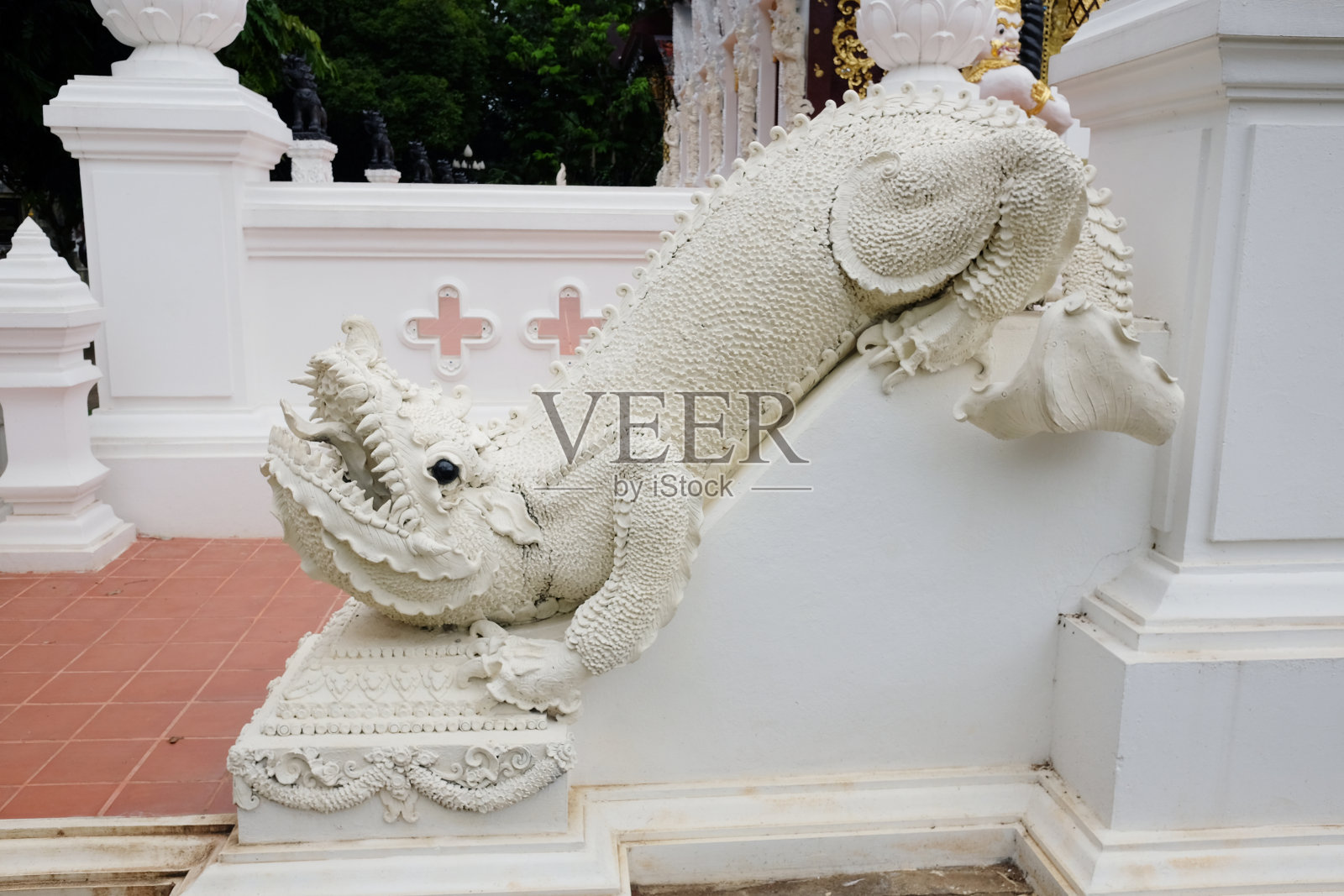 泰国寺庙里的利奥或辛哈雕塑装饰,带有混凝土楼梯照片摄影图片