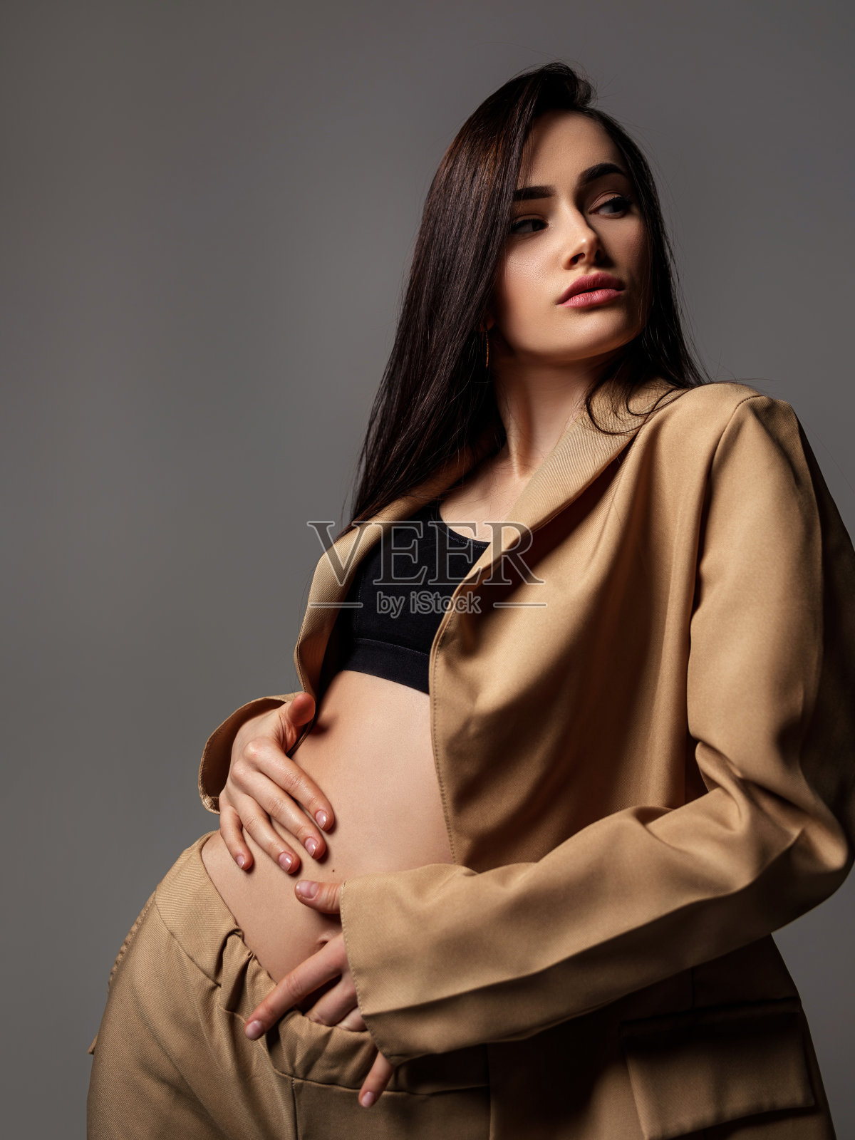 时尚的深色头发的女性模特长头发照片摄影图片