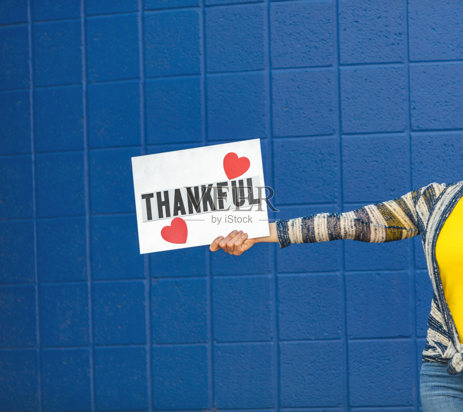 在充满活力的户外背景下,成年女性和手持感恩标志照片摄影图片