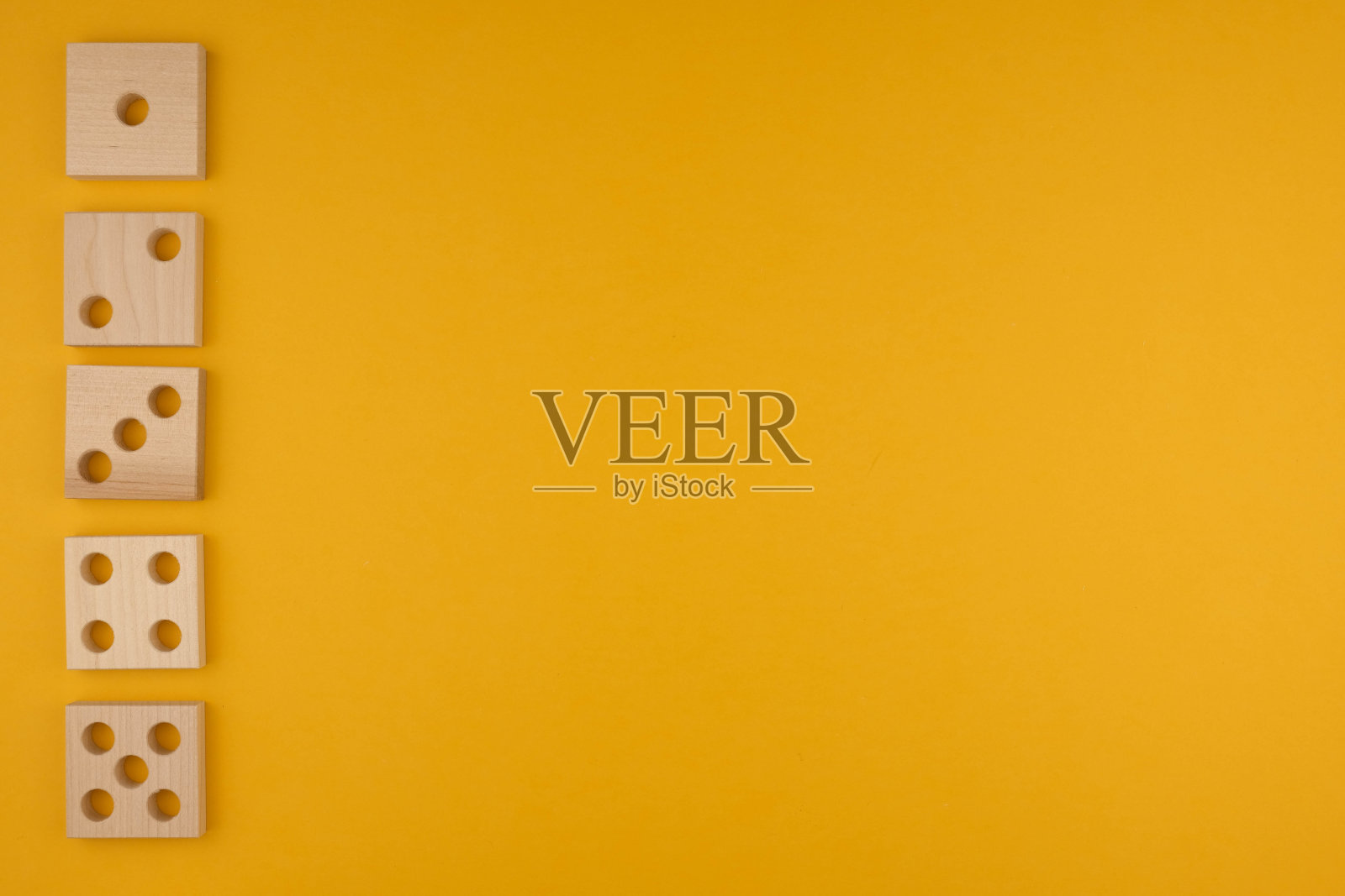 儿童的木制玩具分拣机靠近复印空间。教育游戏和算术的概念照片摄影图片