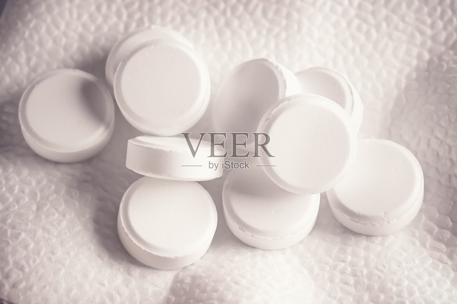 白色的药片放在白色的背景上。医学和制药主题的背景图像。医药和保健。没有痛苦的生活。照片摄影图片