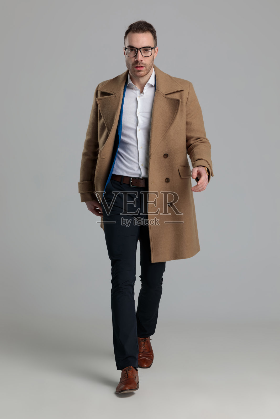 性感的休闲男士穿着长外套和走路照片摄影图片