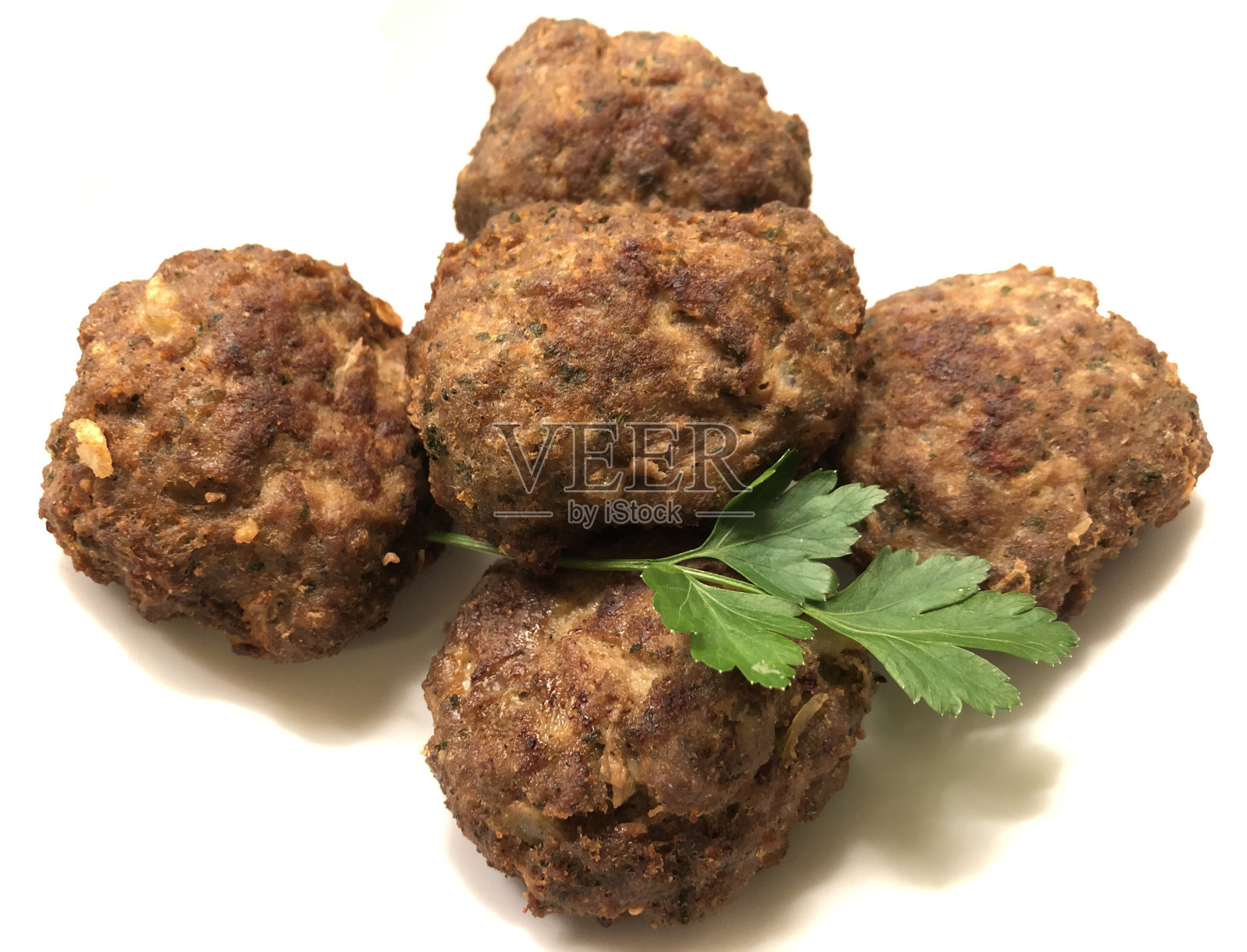 牛肉肉丸和欧芹。照片摄影图片