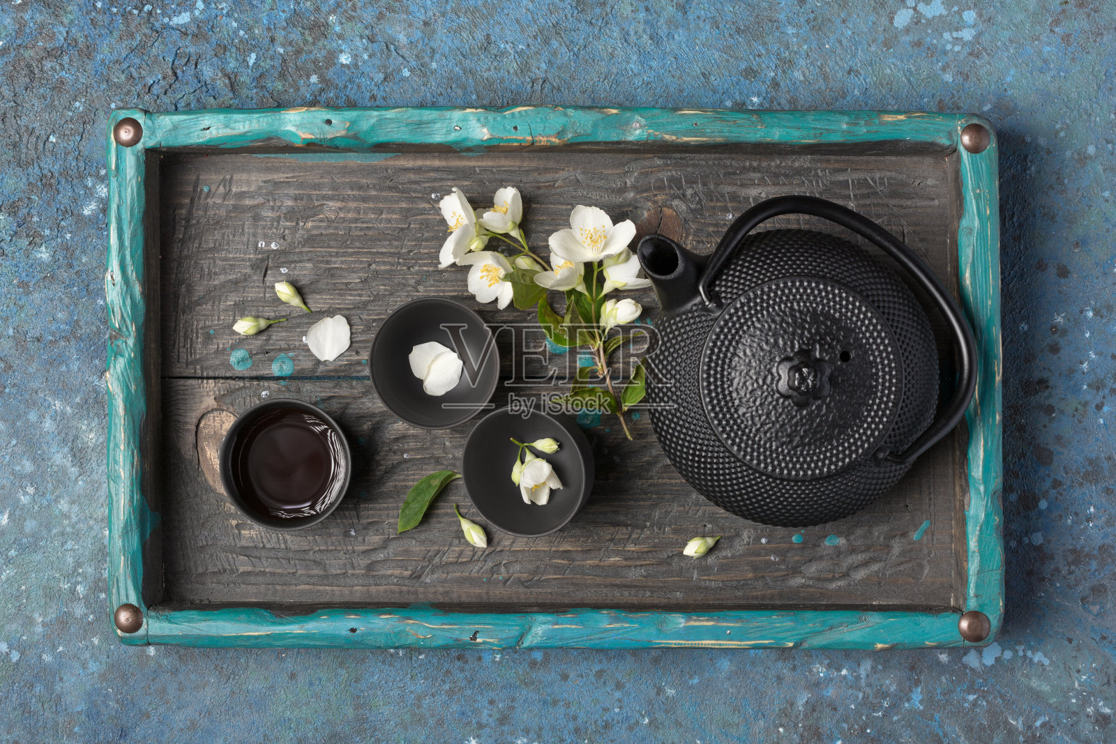 亚洲黑色传统水壶和杯子与健康的绿色茉莉花茶照片摄影图片