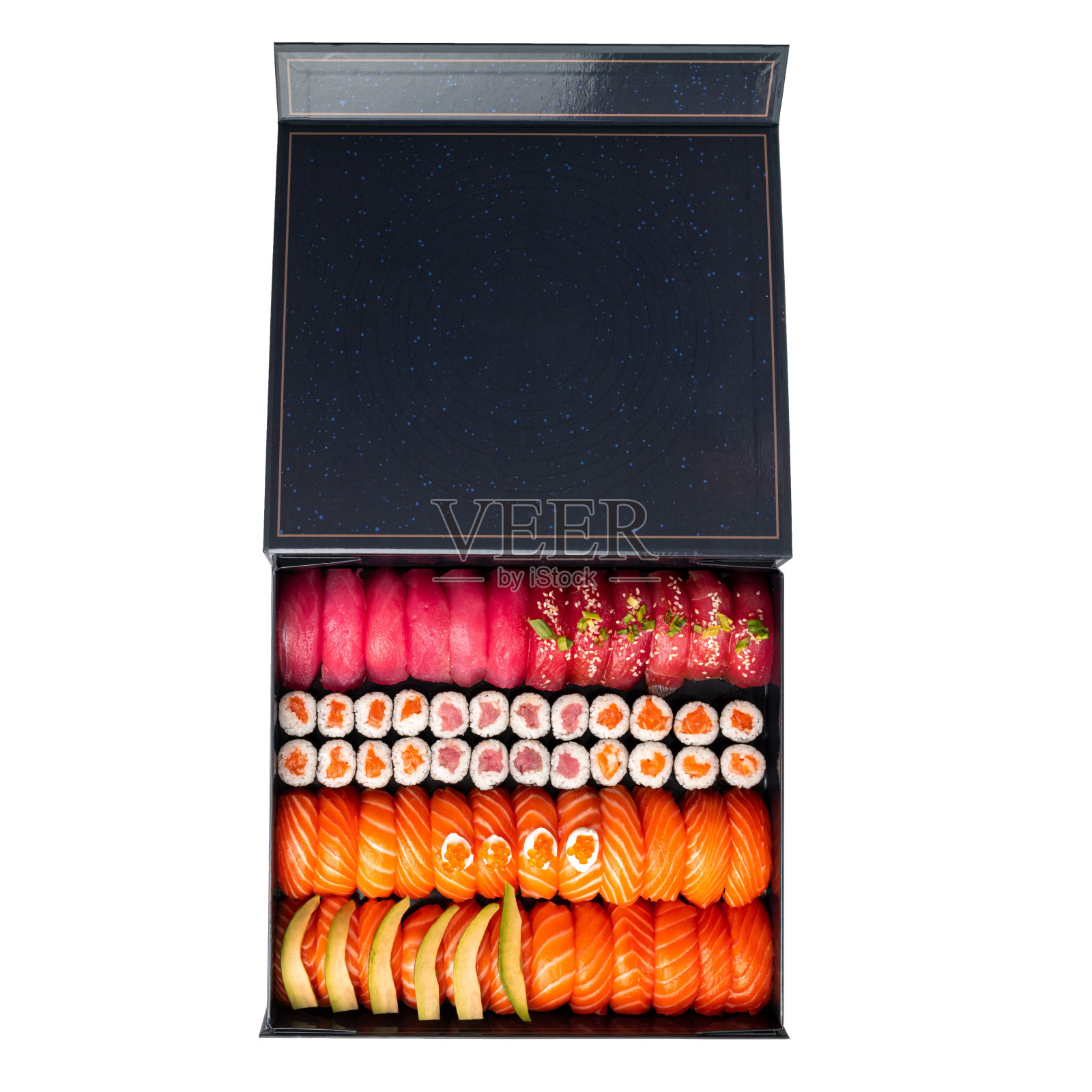 各种不同的寿司和卷,鲑鱼和金枪鱼在黑色礼盒上的白色背景隔离照片摄影图片