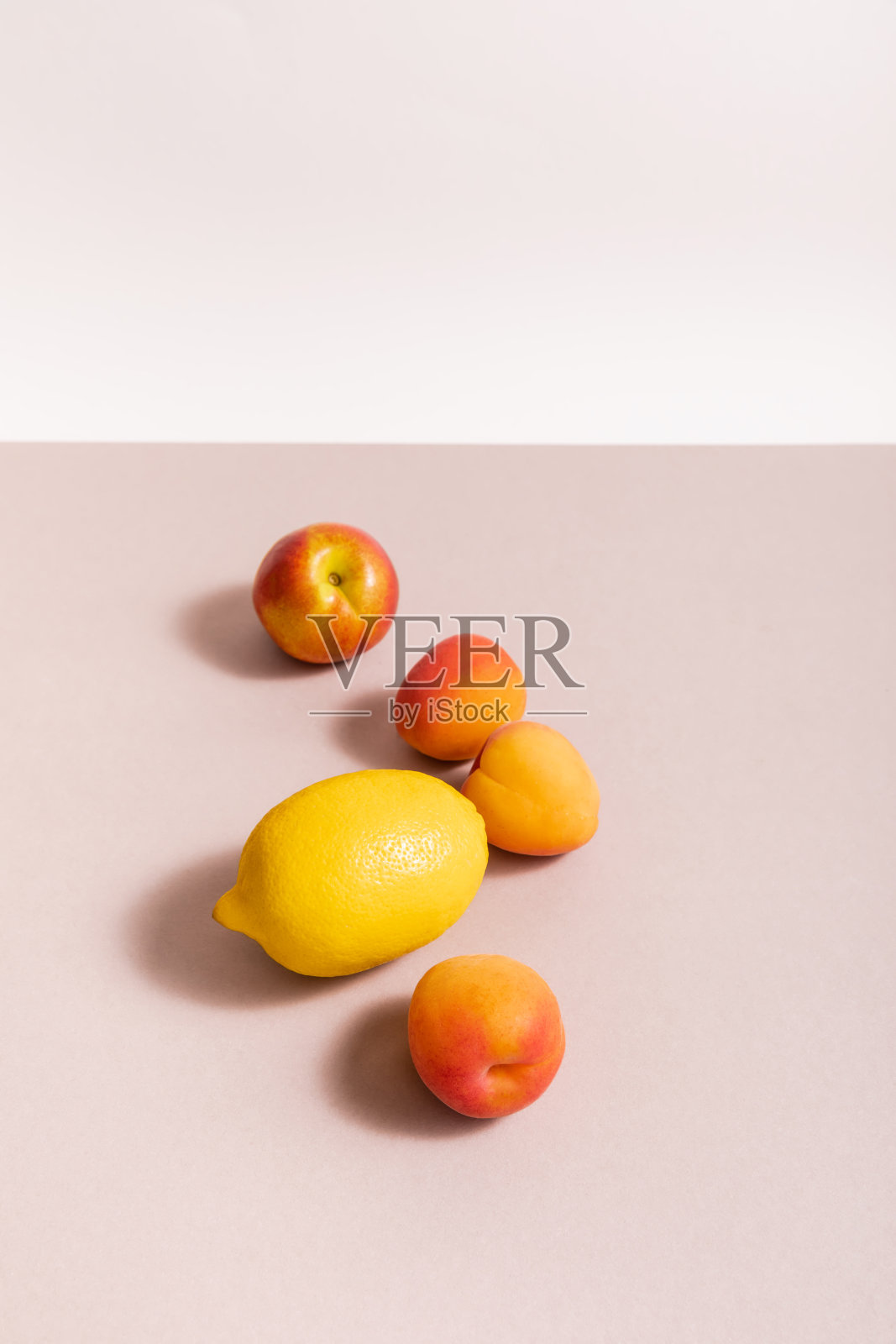 水果成分与柠檬和杏在米色表面孤立在白色照片摄影图片