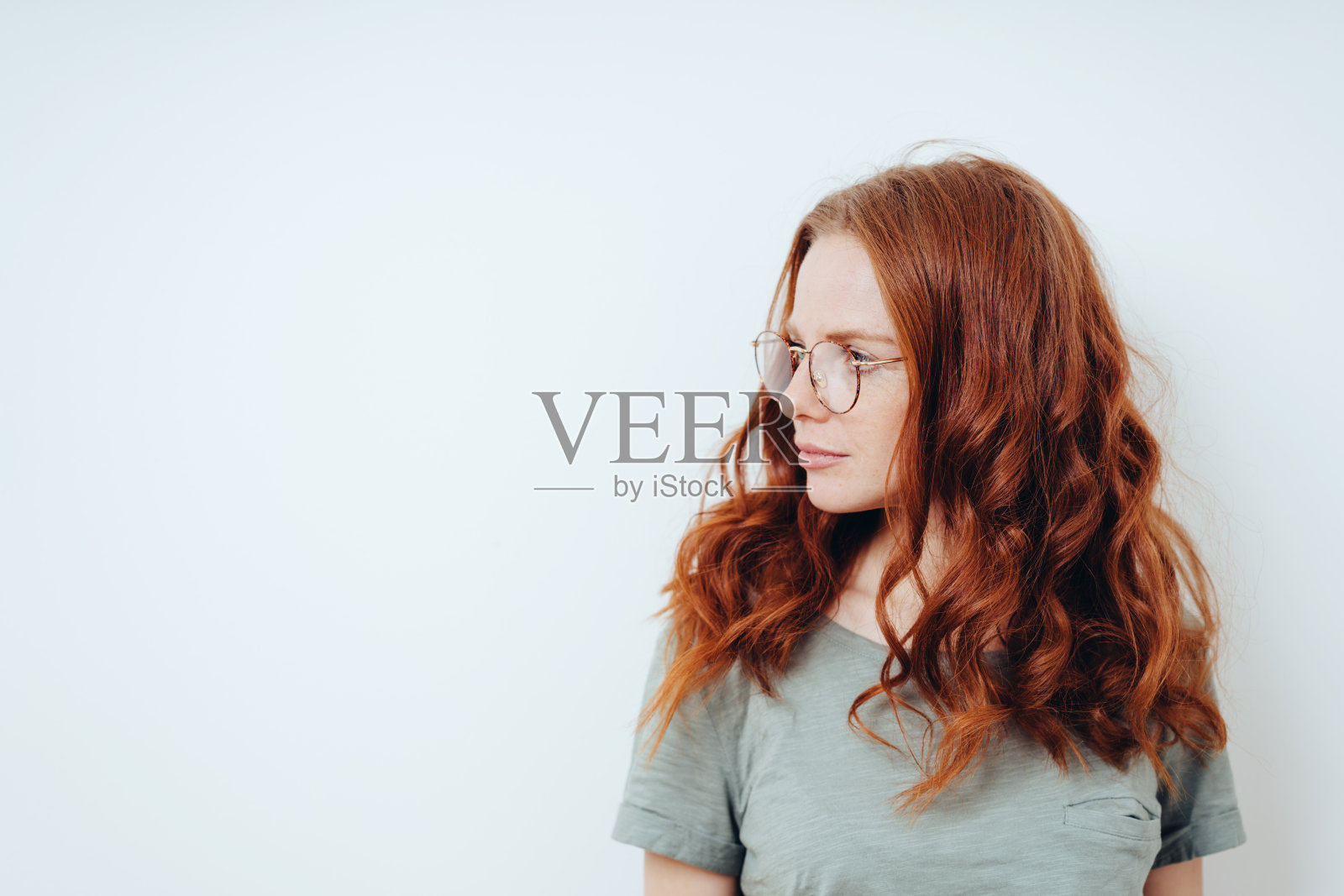 一个严肃的年轻女人盯着一边照片摄影图片