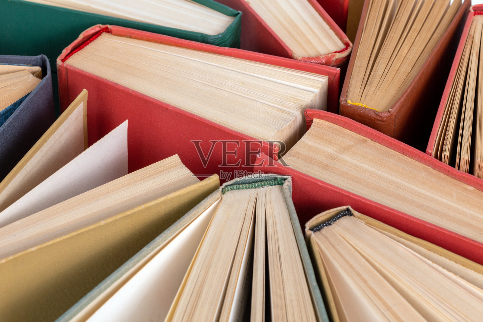 许多不同的旧精装实体书特写背景与选择性聚焦和模糊照片摄影图片