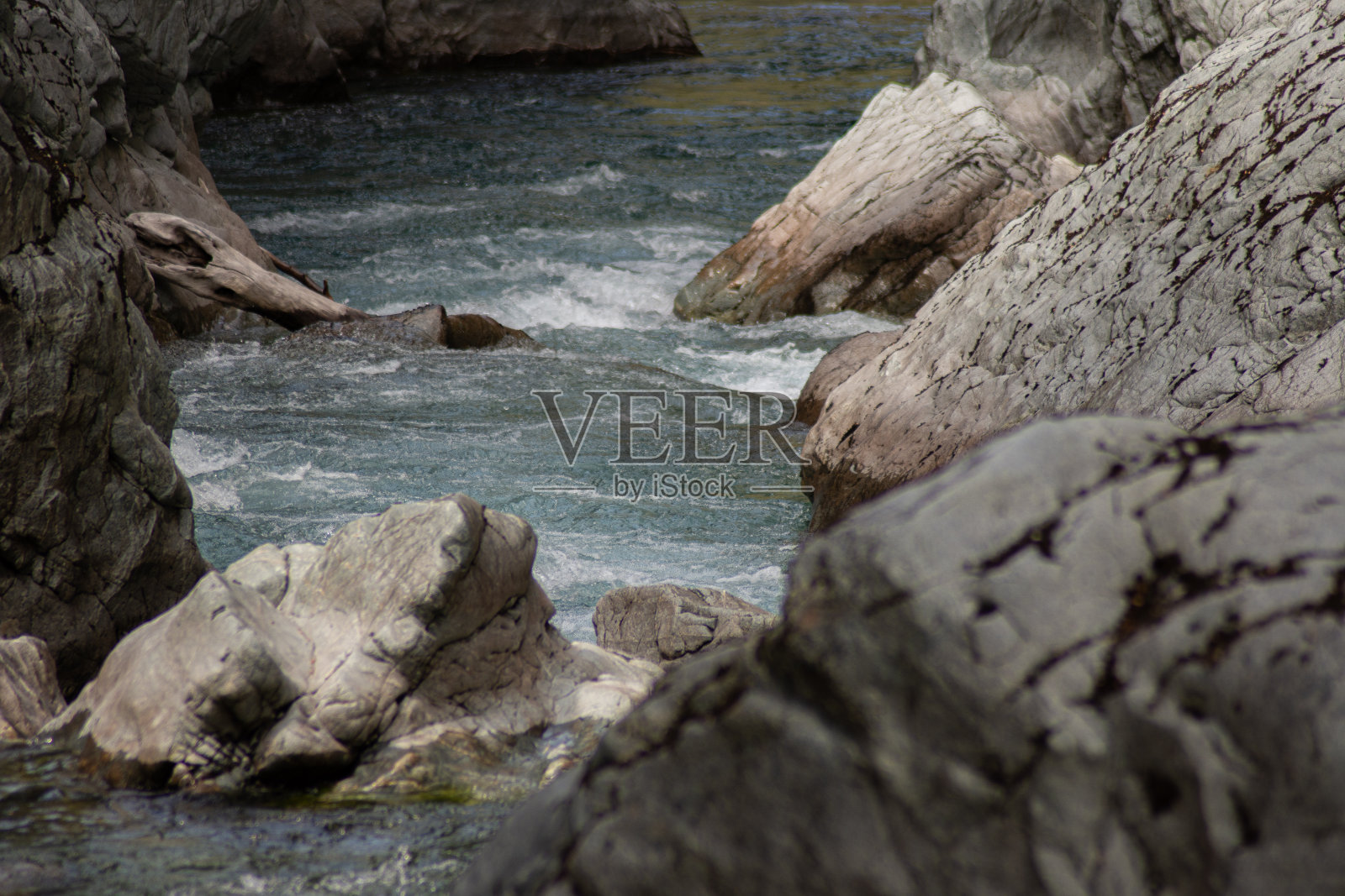 位于巴塔哥尼亚el Bolson的狭窄湖,名叫cajon azul照片摄影图片