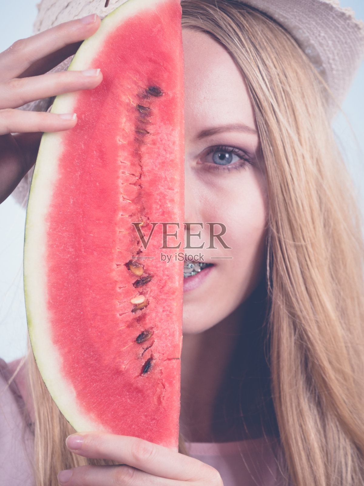 拿着西瓜的女人照片摄影图片