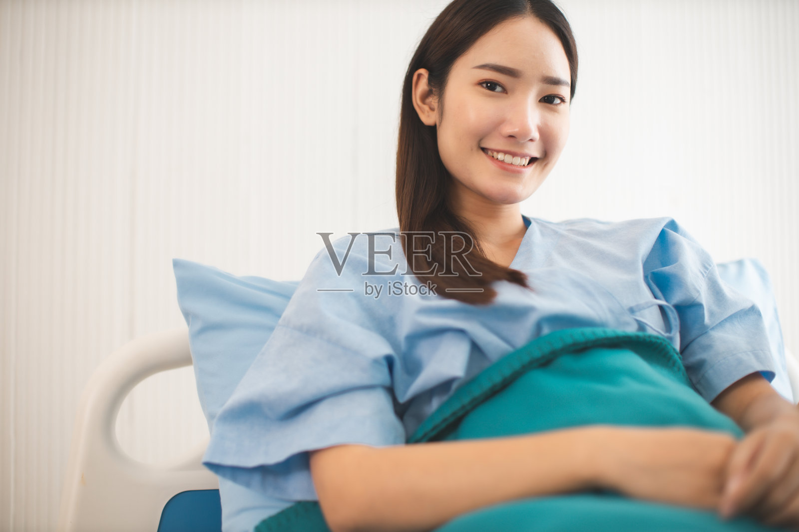 病妇亚洲病人妇女和医院概念-疾病亚洲病人妇女在床上看窗户单独在医院的房间照片摄影图片