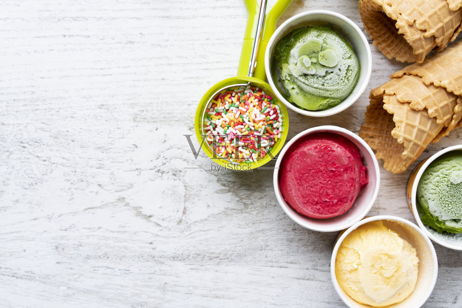 冰淇淋的口味在杯子和浇头,甜和甜点的概念照片摄影图片