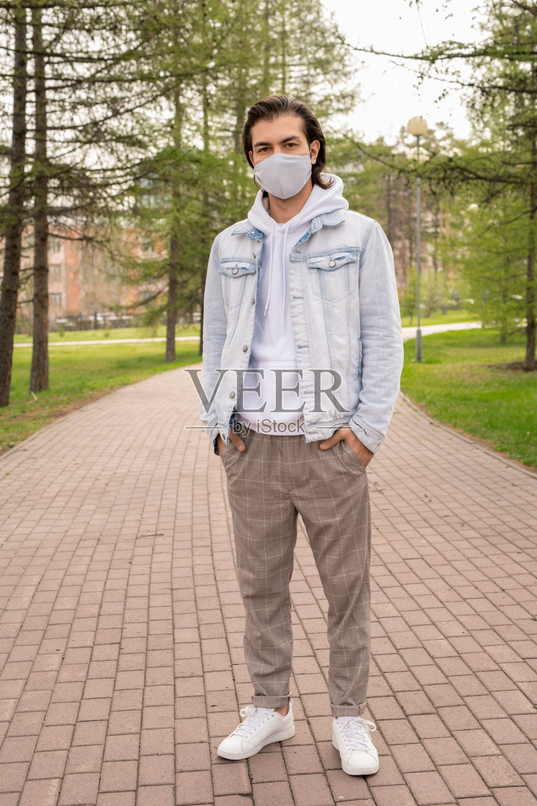 在冠状病毒大流行期间漫步照片摄影图片