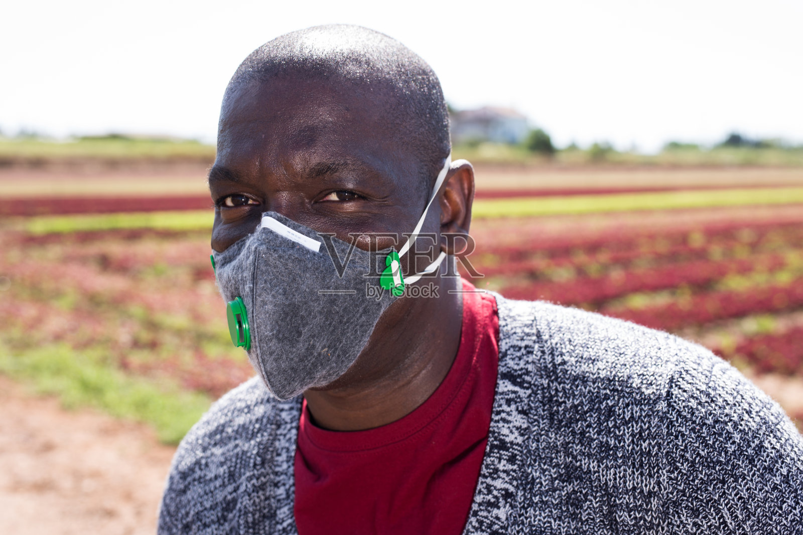 戴着防护面具的非裔美国农民的肖像照片摄影图片