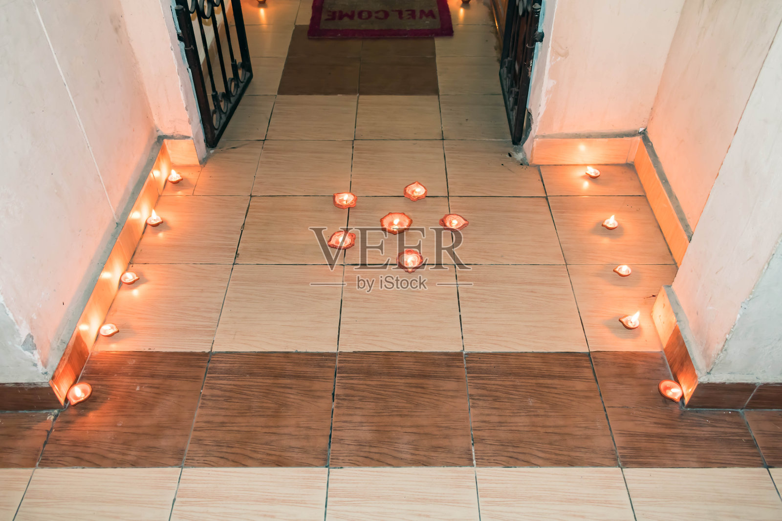 灯盏或排灯节Diwali Diya也被称为diva由粘土发光装饰在排灯节前的平坦。排灯节是印度最大的节日。排灯节是灯光和幸福的节日。照片摄影图片