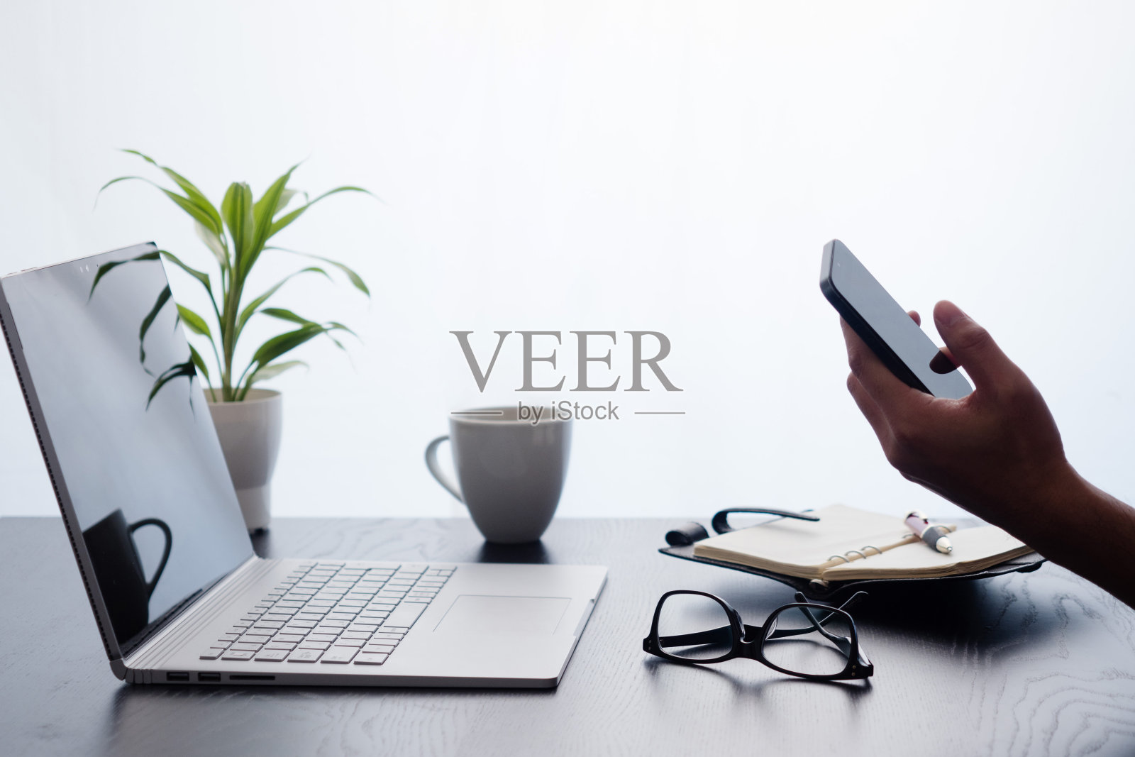 一名日本男子正在使用智能手机照片摄影图片