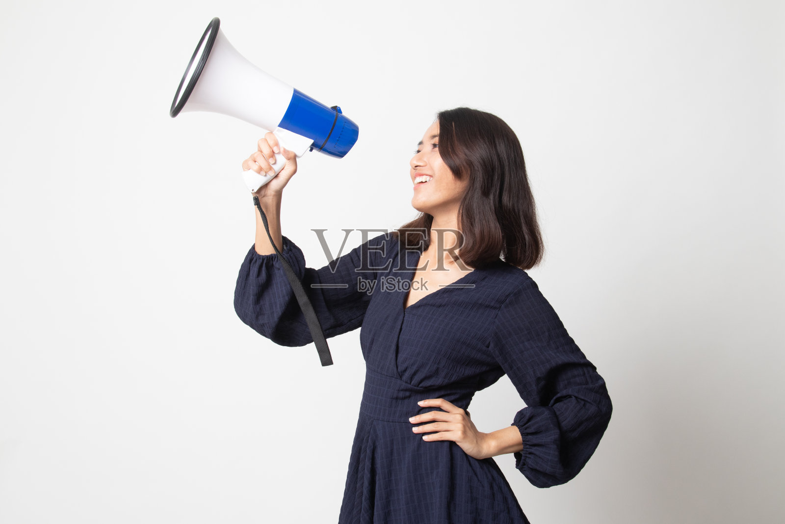 美丽的年轻亚洲女人宣布与扩音器。照片摄影图片