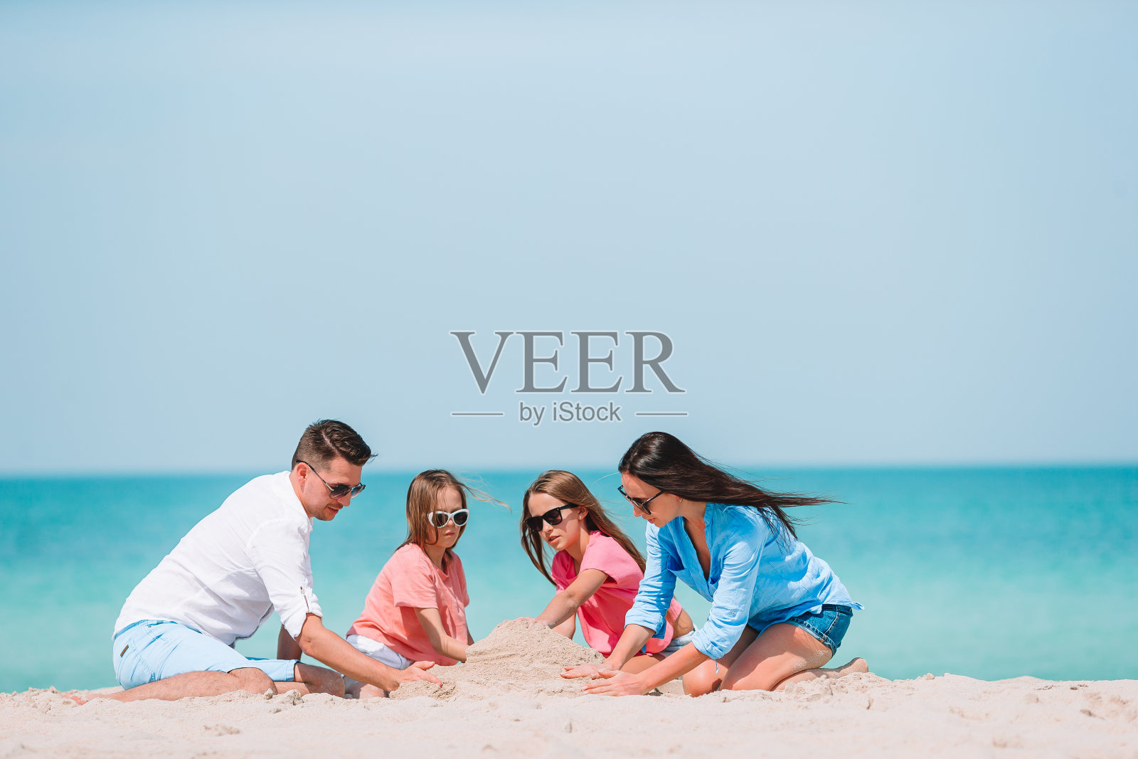 年轻的家庭度假有很多乐趣照片摄影图片