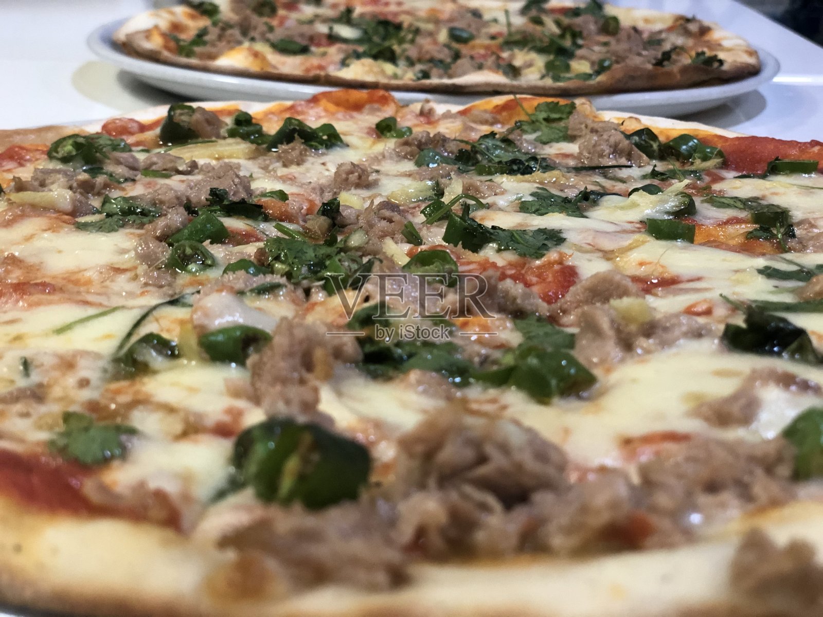 用天然原料烘焙的意大利披萨照片摄影图片