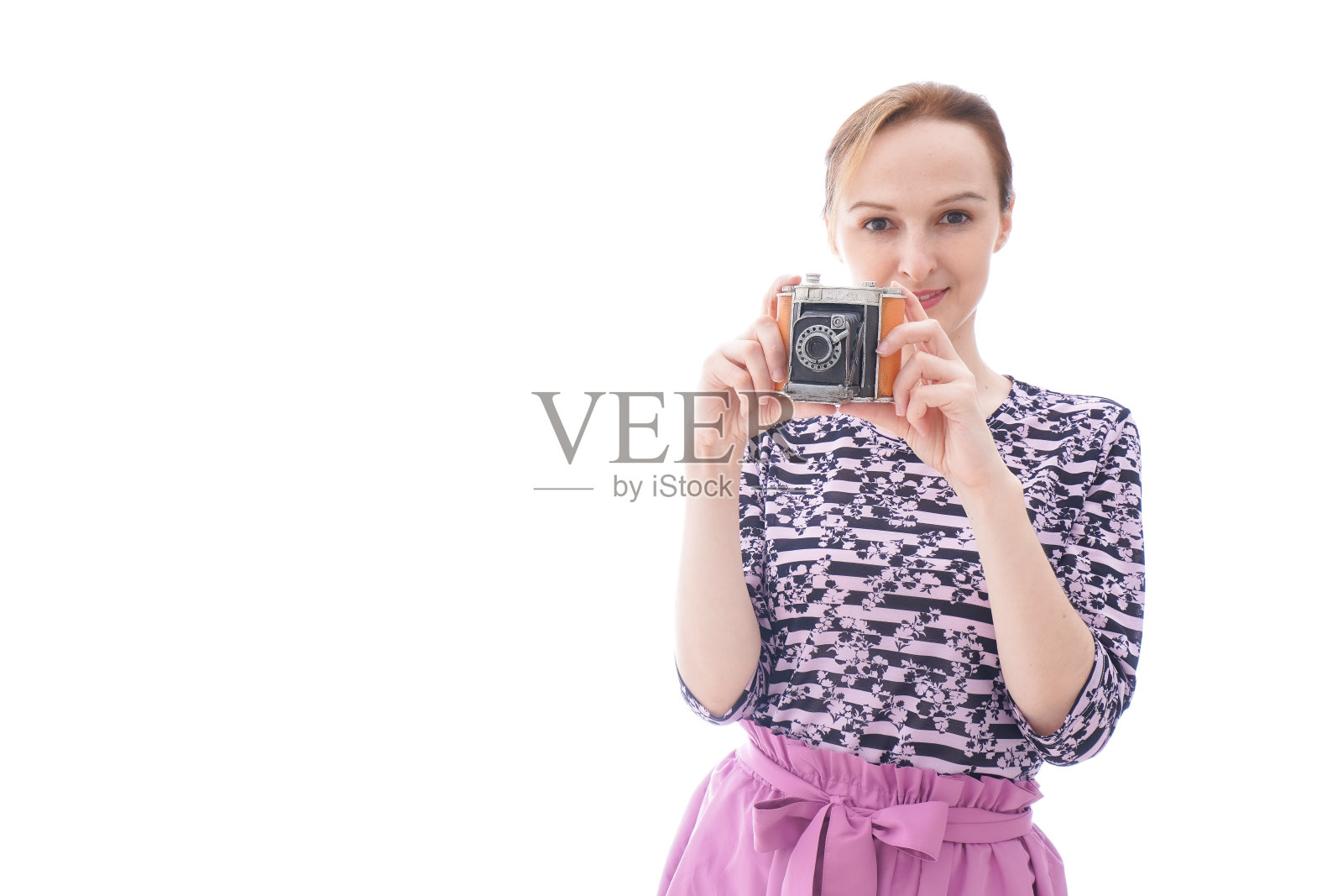 年轻女子穿着休闲装使用相机照片摄影图片