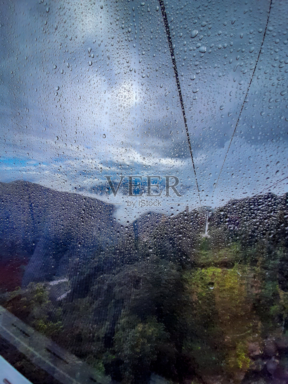 观光缆车云顶高原与水滴在玻璃在马来西亚吉隆坡照片摄影图片