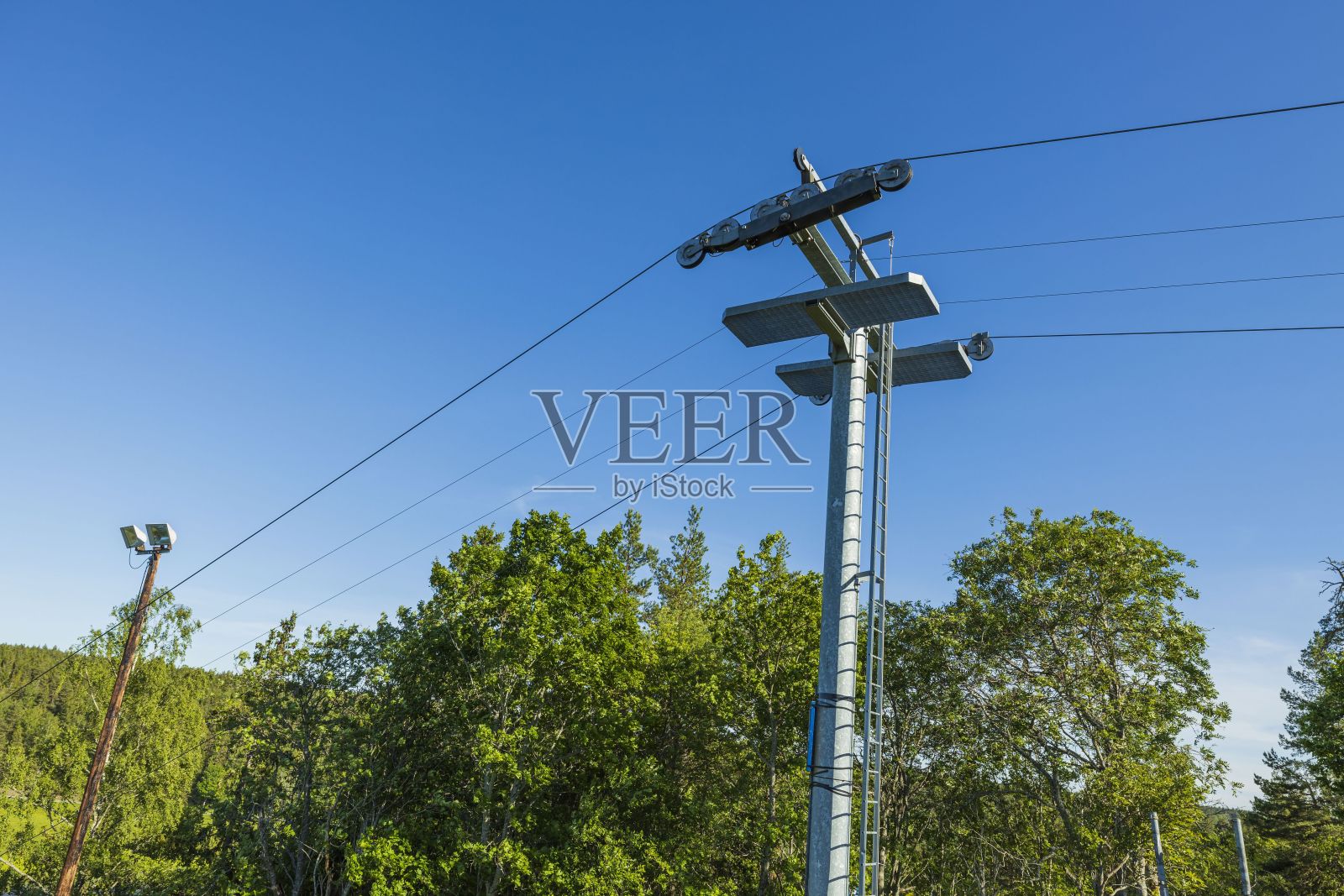 在蓝天背景的山顶上建造索道滑雪缆车。瑞典。照片摄影图片