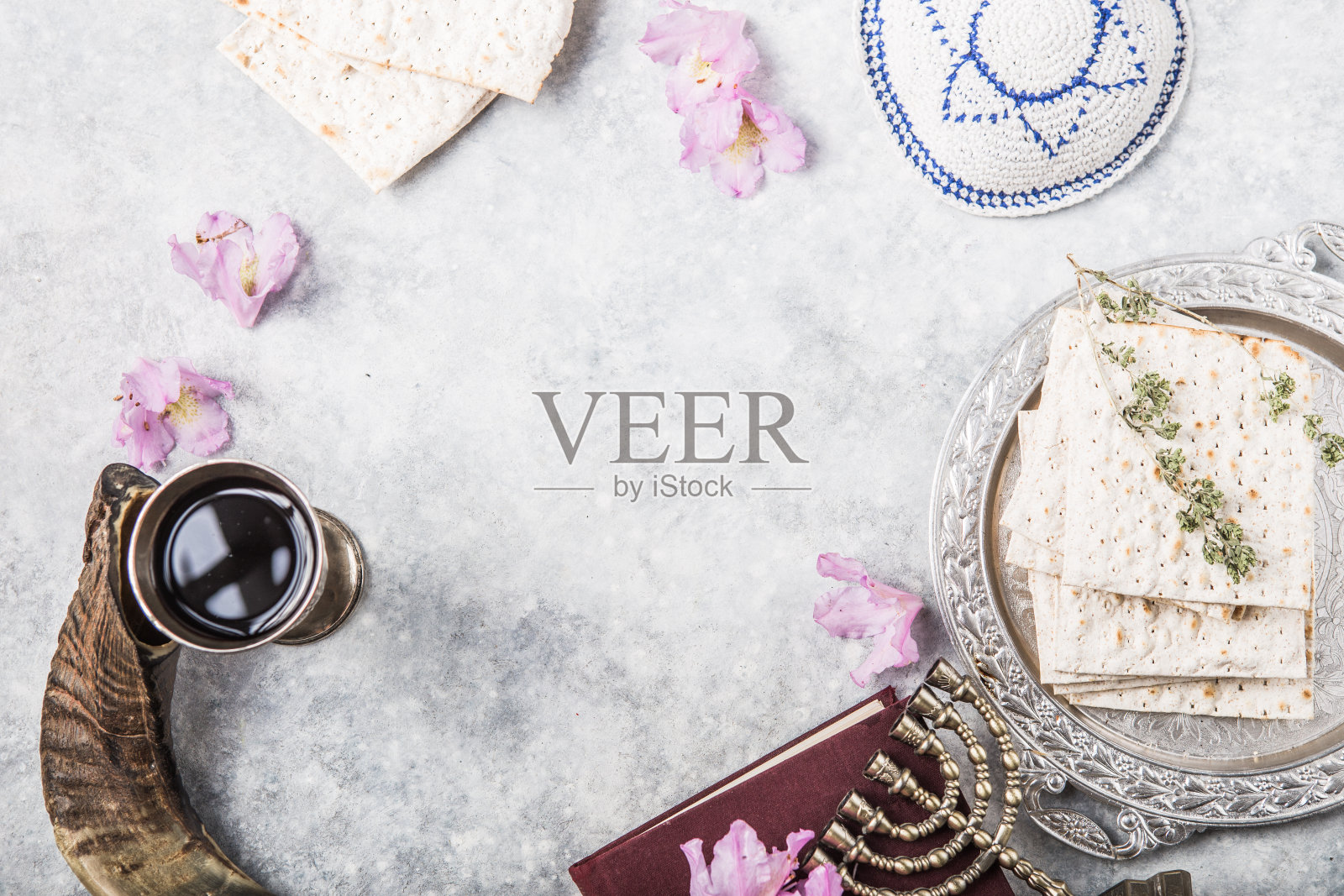 逾越节晚餐:金属板、无酵饼、圣餐杯、号角照片摄影图片